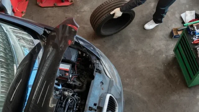 vista-superior-hombre-reparando-coche_23-2150171248